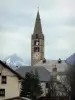 Valle del Clarée - Pueblo de Val-des-Prés: el campanario de Saint-Claude, casas, árboles y montañas