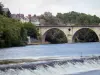 Valle del Creuse - Saint-Gaultier: puente sobre el río Creuse, casas y árboles a la orilla del agua