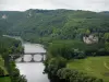 Valle del Dordoña - Puente sobre el río (Dordoña), árboles de ribera, el castillo y Fayrac bosque, en el Périgord