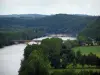 Valle del Dordoña - Los puentes que cruzan el río (Dordoña), los árboles en la orilla del agua los campos y bosques, en el Périgord