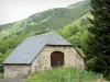 Valle del Jordanne - Parque Natural Regional de los Volcanes de Auvernia: granero de piedra rodeada de árboles