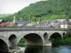 Valle del Semoy - Puente sobre el río Semoy campanario Iglesia de San Juan Bautista y casas en la aldea de los Altos-Rivières, en el Parc Naturel Régional des Ardennes