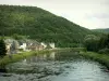 Valle del Semoy - Las casas en el pueblo de los Altos Rivières en el río Semoy Ardenas bosque y con vistas a la totalidad, en el Parc Naturel Régional des Ardennes