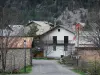 Vallée de la Clarée - Route et maisons du hameau Le Rosier (commune de Val-des-Prés)