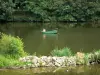 Vallée de la Mayenne - Pêcheur en barque sur la rivière Mayenne et rive boisée