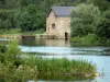 Vallée de la Mayenne - Moulin du Gué de Ménil, rivière Mayenne et verdure