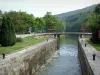 Vallée de l'Ouche - Écluse n°26 de la Bussière et pont fleuri enjambant le canal, à La Bussière-sur-Ouche