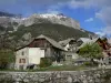Vallouise - Chalets traditionnels du village et montagnes ; dans le Parc National des Écrins
