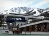 Vars - Vars-la-Claux, estación de esquí (estación de esquí y de verano): plaza con una fuente y bancos de madera, en góndola Chabrières y las montañas cubiertas de nieve