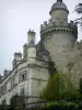 Veauce - Torre del reloj y la fachada del castillo