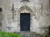 Veauce - Castillo Veauce: puerta con arco ojival escudo del castillo