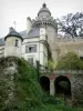 Veauce - Torre del reloj y la fachada del castillo