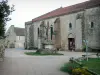Verneuil-en-Bourbonnais - Old Saint-Pierre collegiate church and church square