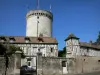 Vernon - Tour des Archives (donjon de l'ancien château médiéval) et façades à pans de bois