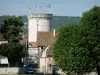 Vernon - Tour des Archives (donjon de l'ancien château médiéval) dominant les maisons du vieux Vernon