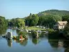 Vernon - Fleuve Seine, piles de l'ancien pont médiéval, Vieux Moulin à pans de bois, bateaux de la base nautique, et arbres au bord de l'eau
