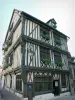 Vernon - Maison du Temps Jadis, à pans de bois et encorbellement, abritant l'office de tourisme des Portes de l'Eure