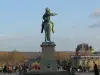 Versalles - Estatua de Luis XIV con vistas a la puerta de entrada del Palacio de Versalles y la avenida de París