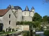 Verteuil-sur-Charente - Castillo con torres, el agua y el molino de río Charente (Charente valle)
