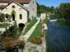 Verteuil-sur-Charente - Molino de agua y su jardín de flores, río Charente (Charente valle), árboles de ribera