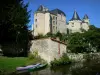 Verteuil-sur-Charente - Castillo con torres, árboles, río Charente (Charente valle) y canoas