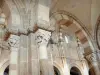 Vézelay - Binnen in de basiliek Sainte-Marie-Madeleine: gebeeldhouwde kapitelen van het schip