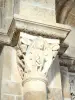 Vézelay - Interior da basílica de Sainte-Marie-Madeleine: capitel esculpido da nave: Daniel entre os leões
