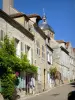 Vézelay - Fachadas de casas na rue Saint-Pierre e torre do relógio, campanário da antiga igreja de Saint-Pierre