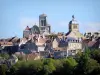Vézelay - Torres da basílica de Sainte-Marie-Madeleine, torre do relógio (torre sineira da antiga igreja de Saint-Pierre) e casas na aldeia de Vézelay