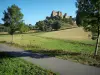 Vía Verde - Ruta Vía Verde bici (ex ferrocarril) con vistas al castillo Berzé-le-Châtel, los árboles y los prados