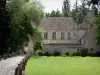 Villeconin - Alley leading to the Villeconin château; in the La Renarde valley