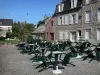 Villedieu-les-Poêles - Cuadrada con una terraza (mesas y sillas) y las casas en la ciudad del cobre (Ciudad Vieja)
