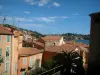 Villefranche-sur-Mer - Vista de los tejados y las casas de colores de la vieja ciudad, con vistas al mar en el fondo