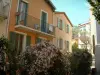 Villefranche-sur-Mer - Casas de colores y flores (jazmín)