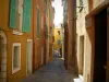 Villefranche-sur-Mer - Rue étroite bordée de maisons colorées