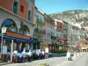 Villefranche-sur-Mer - Casas de colores de la playa llena de restaurantes