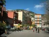 Villefranche-sur-Mer - Lugar de la ciudad vieja con sus coloridas casas y cafés al aire libre
