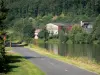 Voie Verte Trans-Ardennes - Vallei van de Maas, in het Parc Naturel Regional des Ardennes: Greenway (fietspad) gebouwd op de oude jaagpad langs de Maas, in een kader van groen, Haybes, gieterij aan de overkant