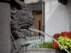 Volvic - Fuente de piedra Volvic: la escultura de una cabeza de león y la fuente