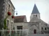 Yèvre-le-Châtel - Saint-Gault church and houses of the village