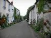Yèvre-le-Châtel - Street lined with houses and flowers