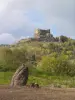 Château de Murol vu du centre du village avec en premier plan, une bombe volcanique...
