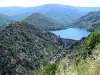 Vue d'ensemble du lac avec barrage