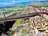 Passerelle d'entrée dans les ruines du château (© J.E)