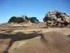 Chaos van rotsen voor het kasteel van Costaérès