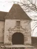 Das Schloß von La Rochefoucauld - Tür durch einen dreieckigen Giebel bekrönt